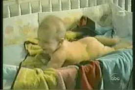 宝宝臭屁不断 还蹦出便便这是什么个情况？图片