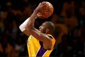 涨知识！在球场上，这样抬起中枢脚投篮并没有违例图片