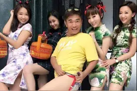 吴宗宪的腿毛哪里去了？耍风骚竟然连红色底裤都露出来了！图片