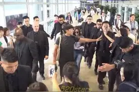 尴尬！郑氏姐妹雇10保镖却无粉丝接机，权志龙微博点赞易烊千玺图片