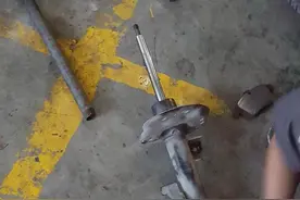 更换减震器图片