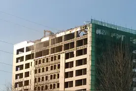 很迷糊，挖掘机是怎么上20层楼顶作业的？图片