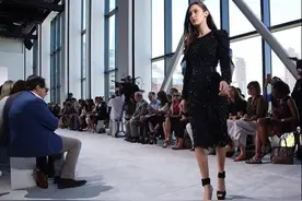 超模19岁贝拉在走秀过程中被自己绊倒狠狠摔在地上，微笑继续走图片