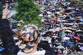 陈冠希雄风依旧 成都开唱 万人雨中撑伞拍照 手机防水吗这么拼图片