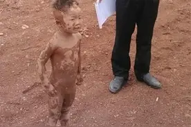 熊孩子玩泥巴隐身，急哭奶奶图片