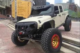 牧马人硬派改装、武装到牙齿图片