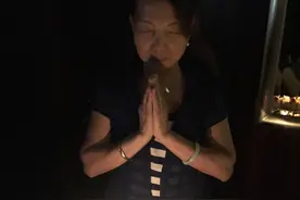 李小鹏妈妈生日，萌神奥莉与奶奶一起切蛋糕，模样可爱快要流口水图片