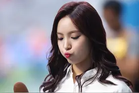 出现在世界杯预选赛 中韩之战现场的韩国美女主播 你给打几分？图片