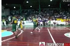 篮球教学—运球转身图片