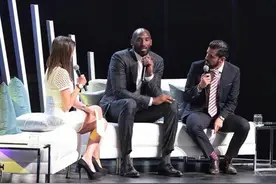 科比亮相墨西哥论坛，西装革履尽显成熟商人风采图片