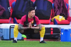 球迷误入国足训练场遭驱逐 张琳芃拜佛姿势抢眼图片