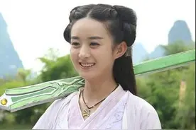 解密赵丽颖为何站不稳，34码的脚 从未穿过合适的鞋 你敢信图片