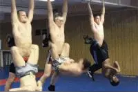 妹子，掰手腕不能放大招图片