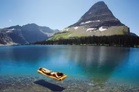 蒙大拿州，躺在隐藏湖清澈的湖面享受日光浴图片