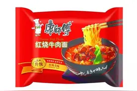 浑身logo的Coach包，就像袋儿装方便面。图片