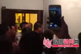 临沂居民楼里开餐馆引邻居不满 业主聚集抗议图片