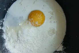 椰蓉奶油夹心面包图片