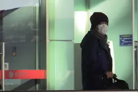 八姨太获神秘女接机 任重疑似恋情曝光图片