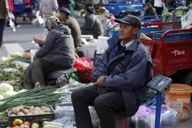 黑龙江黑河8月底气温逼近冰点 市民穿上冬装（组图)图片