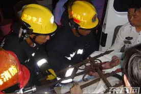 外籍男子手腕被围栏扎穿 消防队员切割围栏救下送医图片