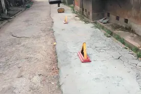 小区私设地锁占车位，谁来管？图片