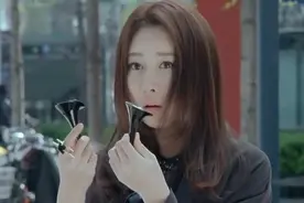 遇美女高跟鞋卡下水道，帮到最后两个鞋跟都给掰断视频封面