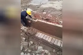 室外工程现场学习排水沟侧面抹灰.