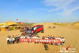 “塞上明珠”沙湖风光令人醉 沙漠冲浪体验别样刺激图片
