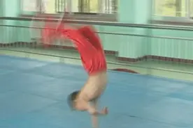 龙口8岁男童连续16个单手后手翻再破世界纪录图片