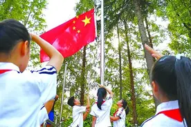 “马大哈”爸爸将孩子送错学校图片