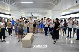 实拍地铁音乐快闪 车站里上演劲歌热舞图片