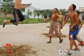 农村娃的日常体育活动 旧轮胎当球架图片