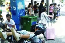 有点困！男子停车人行道电瓶车上呼呼睡图片