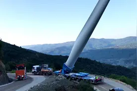 风力发电机通常都是建在高山上，它们是如何被运上去组装的?