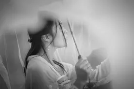 小说：王爷对着那个在地上玩泥巴的女人宠溺的说，凤儿还不过来？图片