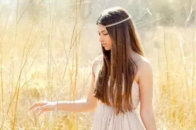 小说：小伙是普通大学生，却靠自己身家过千万，原来他重回2005图片