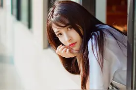 小说：女孩儿因长得太美，神似影后，军训时意外被拍上热搜。图片