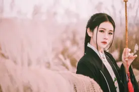 小说：她收养的白狐通灵性，向她请假回家探亲，她好奇：我也想去图片