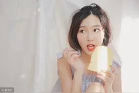 小说：美女和男友通电话，小伙故意挠她脚丫，让她发出惊呼声图片