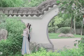 小说：女主正与契约兽吃饭，偶遇佣兵们与巨蟒缠斗，意外救下他们图片