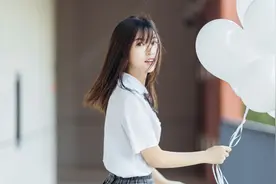 小说：富二代请排练同学喝奶茶，却唯独给同桌点白开水，非要他喝图片