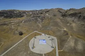 男子将不带降落伞从8000米高空跳下 时速或达53米/秒图片