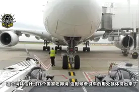 为何舰载机要用牵引车来拖，不能自己倒档吗？视频封面