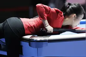 性感“九球女神”潘晓婷球场风采 教你怎么样一杆入洞图片