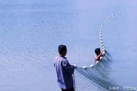 鱼肥季节，实拍农村水库抓鱼，这么多大鱼乐坏农民图片