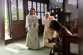 童心为了救尹天奇，用内力把把他体内的真气冲散，保护罩都破了