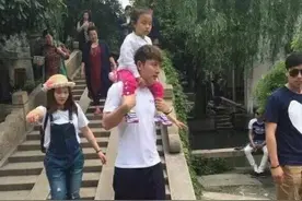 终于知道甜馨为什么这么黑了，都是骑在亮哥肩上晒的图片