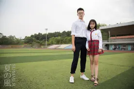 男生中山装外套 女生红色超短裙 高校师生自主设计校服受欢迎图片