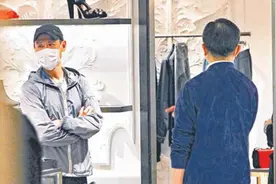 张学友到服装店　隐蔽试衣服不露面图片