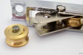 装修九九八十一难第四十一难，塑钢滑轮小零件，选购安装有规范图片